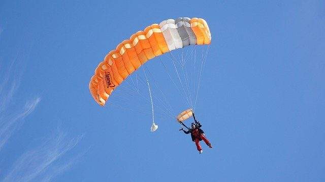 To dream of parachuting